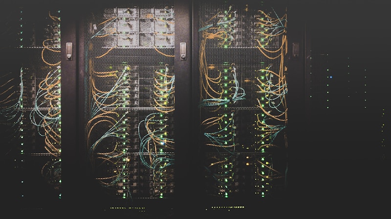 Rede estruturada com racks e cabeamento organizado